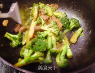 沙茶牛肉炒西兰花的做法步骤：5