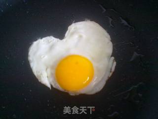 周末早餐之爱心煎蛋版酸辣米粉的做法步骤：1