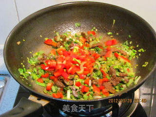 芹菜红椒炒面的做法步骤：5