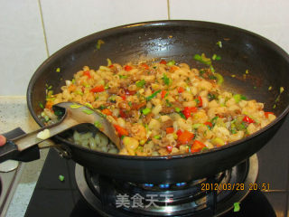 芹菜红椒炒面的做法步骤：6