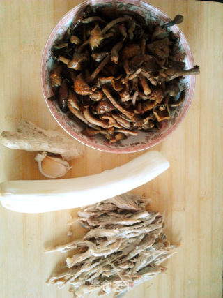 香菇肉丝刀削面的做法步骤：1