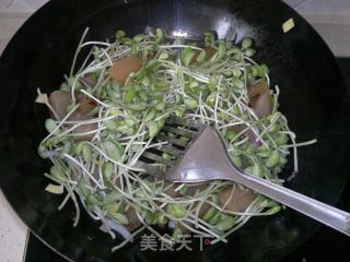 焖子炒豆苗的做法步骤：3