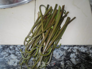 咸酸蕨菜的做法步骤：1