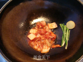 泡菜炒牛蛙的做法步骤：3