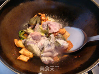 泡菜炒牛蛙的做法步骤：4