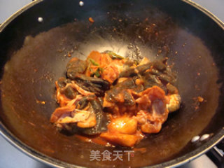泡菜炒牛蛙的做法步骤：7