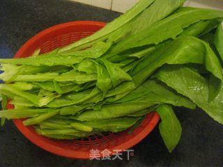 清炒油麦菜的做法步骤：1