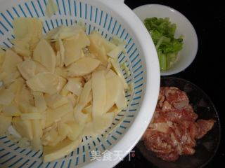 春笋炒肉的做法步骤：1