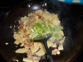春笋炒肉的做法步骤：4