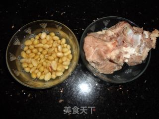 猪脊骨黄豆汤的做法步骤：1
