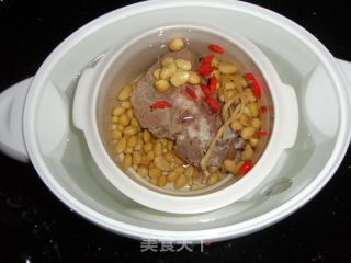猪脊骨黄豆汤的做法步骤：3