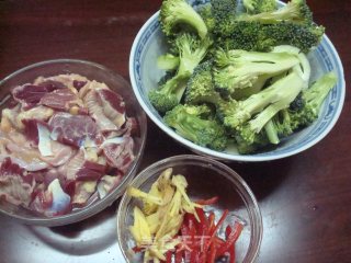 鸡杂炒西兰花的做法步骤：1