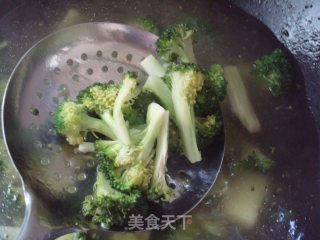 鸡杂炒西兰花的做法步骤：2