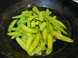 培根肉炒荷兰豆的做法步骤：2
