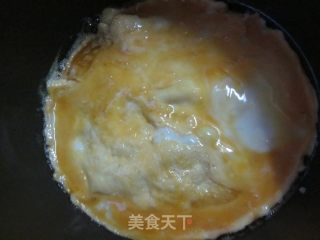 【电饭锅美食】蒜苗炒蛋的做法步骤：1