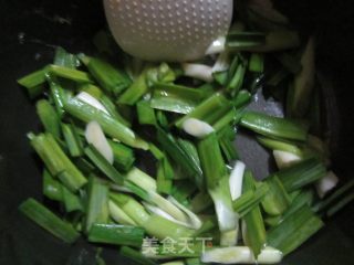 【电饭锅美食】蒜苗炒蛋的做法步骤：2