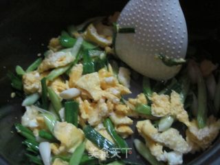 【电饭锅美食】蒜苗炒蛋的做法步骤：3
