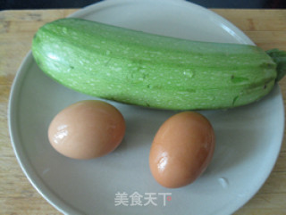 【让我欢喜让我忧：今夜无眠】西葫芦炒鸡蛋的做法步骤：1