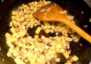 泡菜土豆什锦炒饭的做法步骤：7