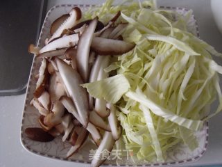 包菜炒香菇的做法步骤：1