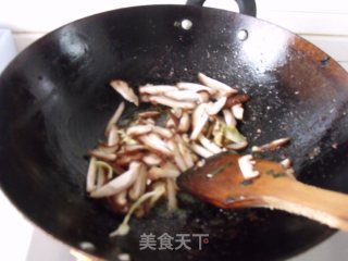 包菜炒香菇的做法步骤：2