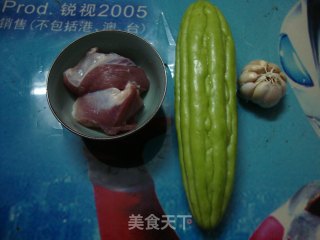 苦瓜炒肉片的做法步骤：1