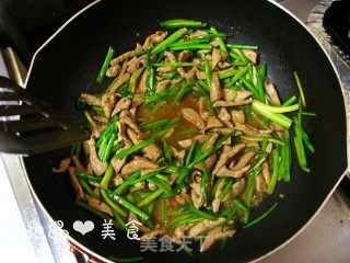 【春节养生】三丝炒猪肝的做法步骤：4