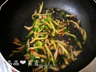 【春节养生】三丝炒猪肝的做法步骤：6