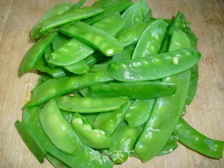 蒜香荷兰豆的做法步骤：2