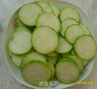 双椒丝瓜的做法步骤：1