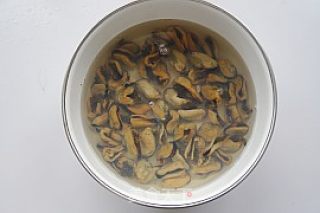 淡菜萝卜瘦肉汤的做法步骤：2