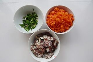香肠胡萝卜蛋炒饭的做法步骤：2