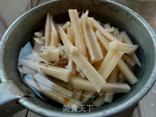 蚝油藕条的做法步骤：1