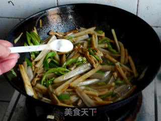 蚝油藕条的做法步骤：8