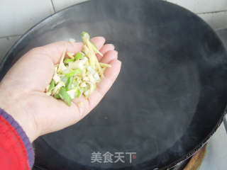青椒鱿鱼卷的做法步骤：3