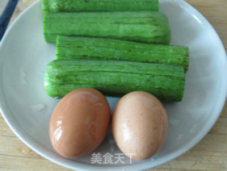 丝瓜炒鸡蛋的做法步骤：1