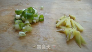 娃娃菜炒手撕肉的做法步骤：1