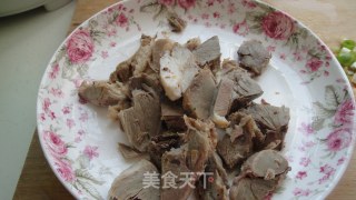 娃娃菜炒手撕肉的做法步骤：2