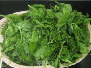 蒜泥凉拌豌豆苗的做法步骤：1