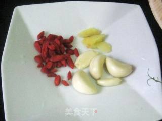 蒜泥凉拌豌豆苗的做法步骤：2