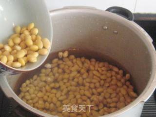 咸猪头肉炖黄豆的做法步骤：4