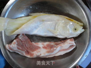 黄鱼鲞烧肉的做法步骤：1