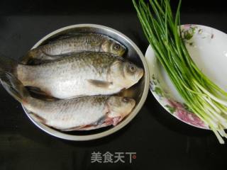 葱熇鲫鱼的做法步骤：1