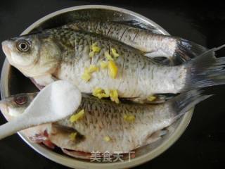葱熇鲫鱼的做法步骤：2