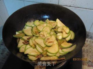 简单的家常菜-西葫芦炒肉的做法步骤：3