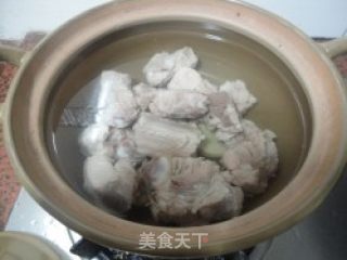 木瓜栗子排骨汤的做法步骤：3