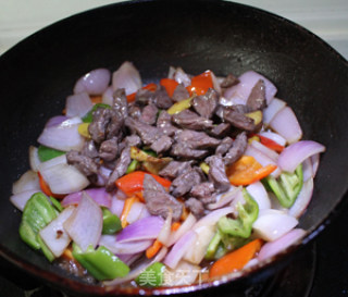 健脾开胃Ω—Ω 洋葱炒牛肉的做法步骤：7