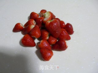 草莓奶昔的做法步骤：2