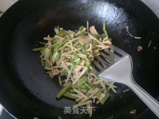 细芹地瓜丝的做法步骤：5