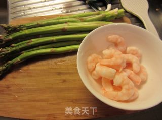 春天的味道 芦笋炒虾仁的做法步骤：1